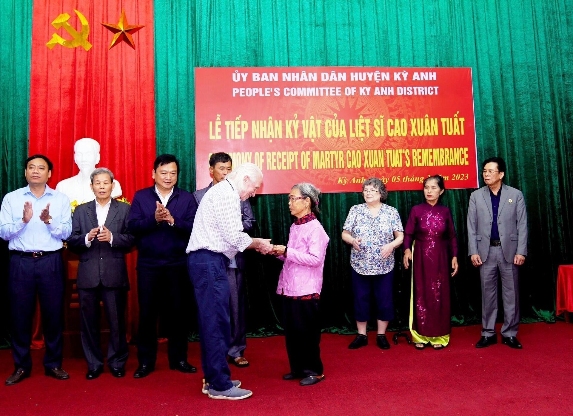 Hà Tĩnh: Cựu binh Mỹ đến Hà Tĩnh trao trả cuốn nhật ký cho gia đình liệt sĩ Cao Xuân Tuất - Sputnik Việt Nam, 1920, 05.03.2023