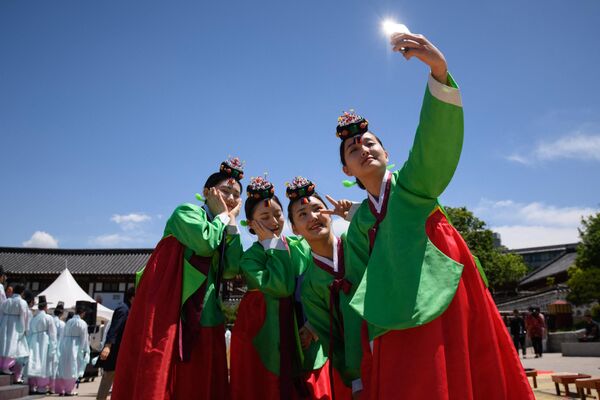 Thiếu nữ trong trang phục hanbok truyền thống sau buổi lễ Trưởng thành truyền thống tại Làng Namsan Hanok ở Seoul. - Sputnik Việt Nam