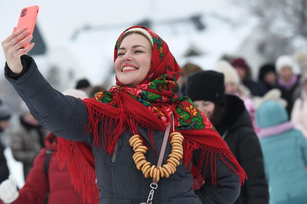 Cô gái Nga tại lễ kỷ niệm Tuần lễ Bơ ở Suzdal, Nga. - Sputnik Việt Nam