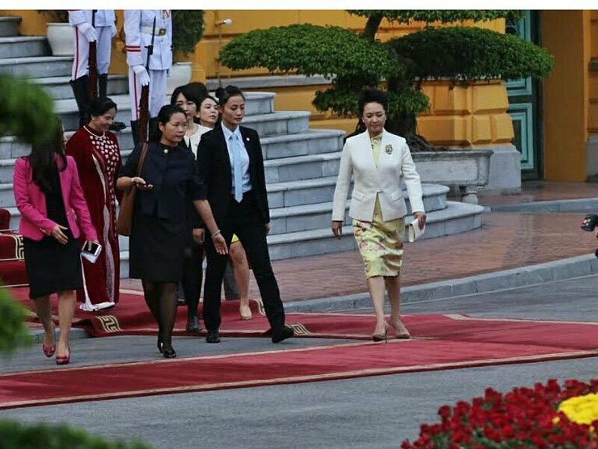 Thiếu tá Đặng Hồng Nhung trong lúc làm nhiệm vụ bảo vệ bà Bành Lệ Viện, phu nhân TBT, Chủ tịch nước CHND Trung Hoa  - Sputnik Việt Nam, 1920, 07.03.2023