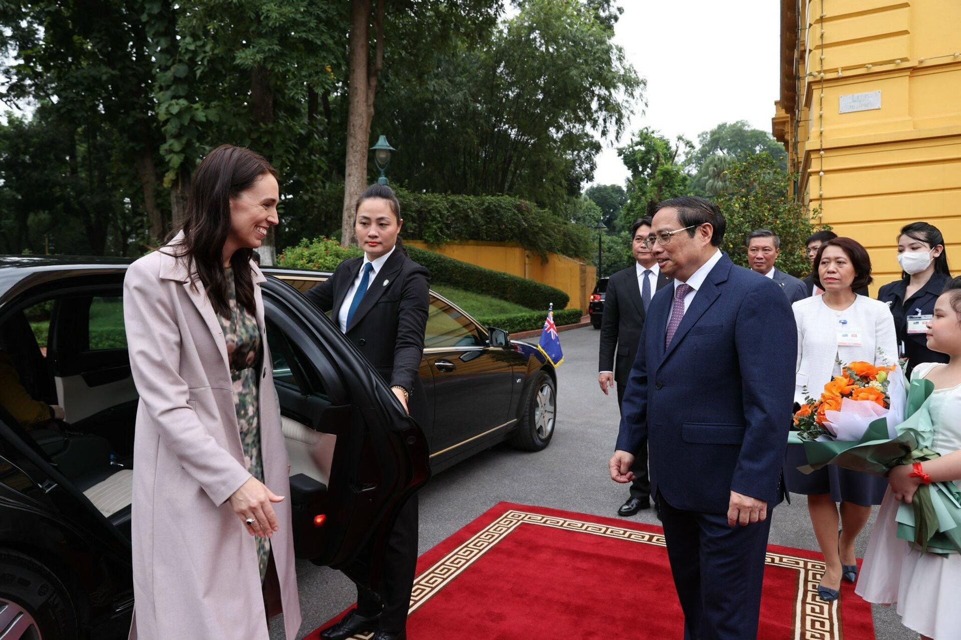 Thiếu tá Đặng Hồng Nhung bảo vệ Thủ tướng New Zealand Jacinda Ardern trong chuyến thăm chính thức Việt Nam - Sputnik Việt Nam, 1920, 07.03.2023