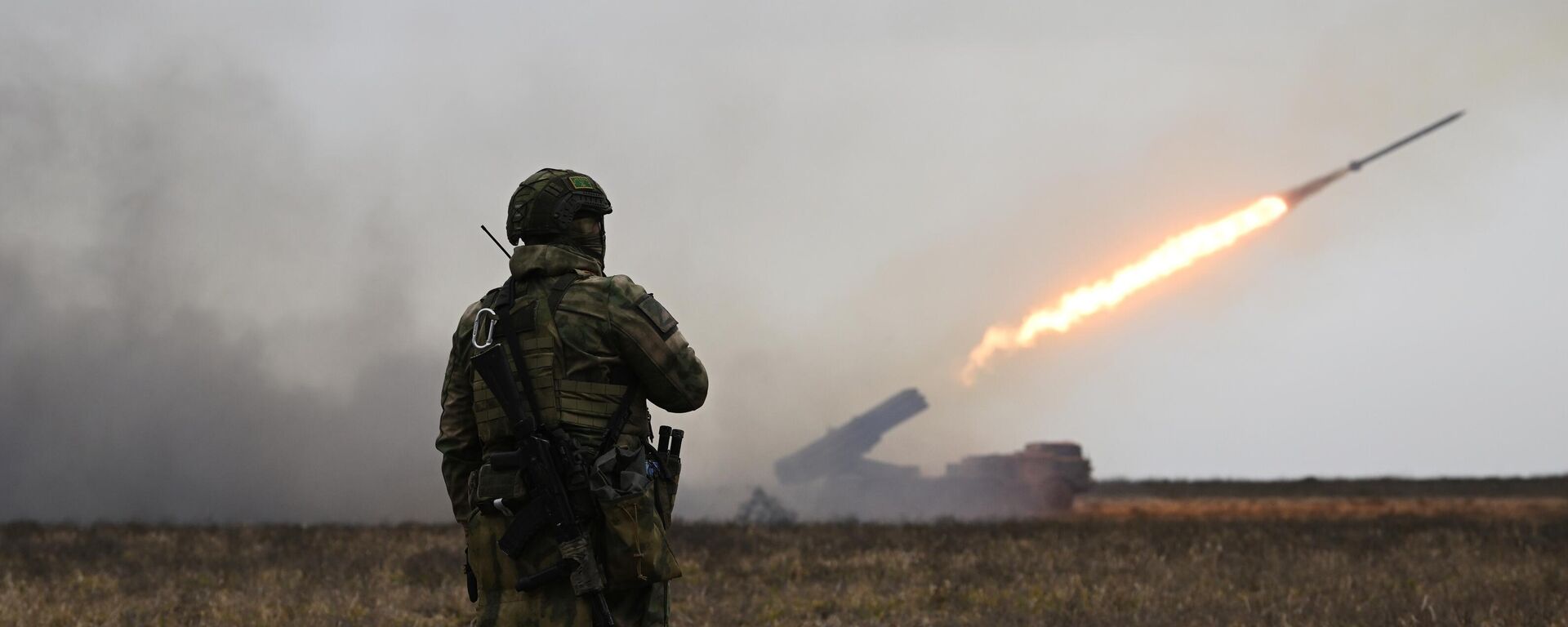 Chiến sĩ đội pháo binh điều khiển hệ thống phóng tên lửa đa nòng Uragan (MLRS) của Lực lượng Vũ trang Nga  đánh vào các vị trí của Lực lượng Vũ trang Ukraina ở khu vực phía nam chiến dịch quân sự đặc biệt. - Sputnik Việt Nam, 1920, 22.12.2023