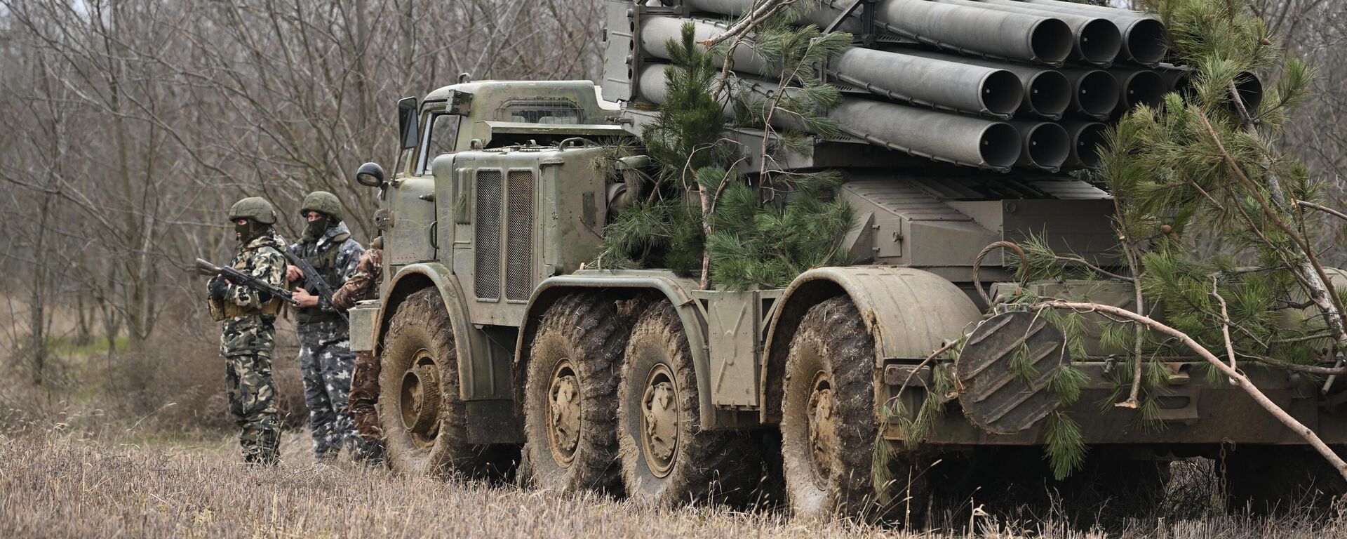 Thành viên kíp pháo binh điều khiển hệ thống tên lửa phóng loạt Uragan (MLRS) của Lực lượng Vũ trang Nga  đánh vào các vị trí của Lực lượng Vũ trang Ukraina ở khu vực phía nam chiến dịch quân sự đặc biệt. - Sputnik Việt Nam, 1920, 11.03.2023