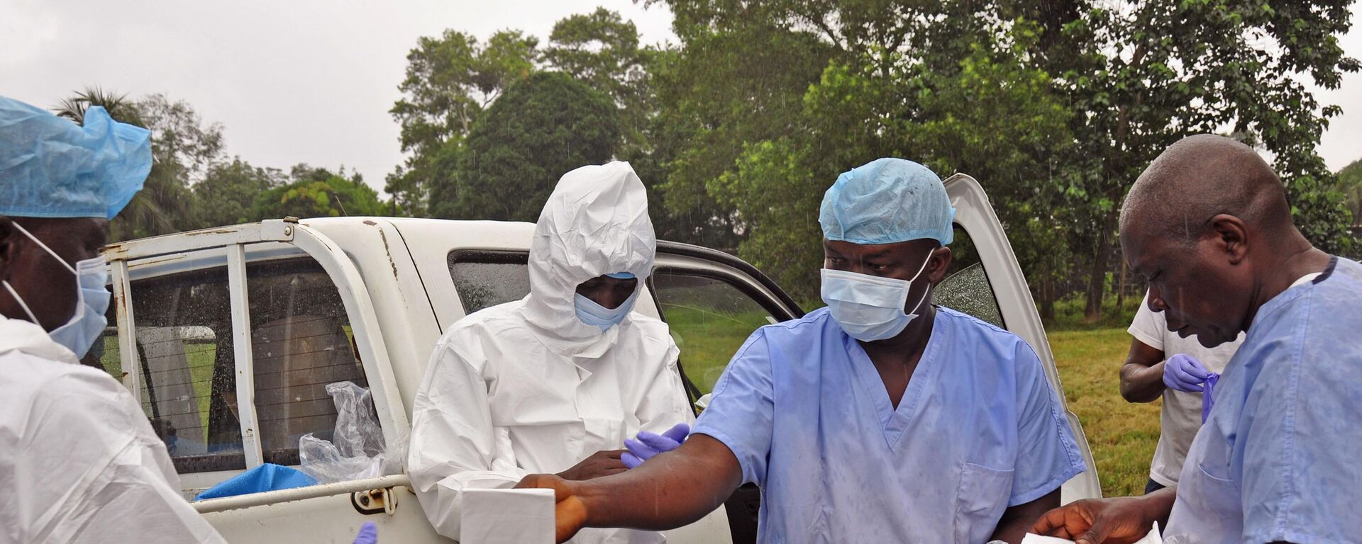Nhân viên y tế tặng thiết bị bảo hộ cá nhân Ebola ở Liberia - Sputnik Việt Nam, 1920, 10.03.2023