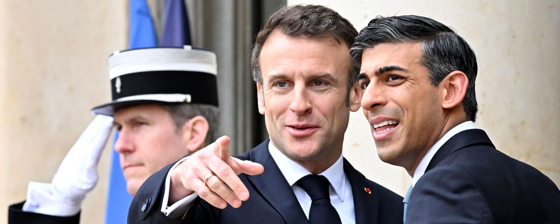  Thủ tướng Anh Rishi Sunak và Tổng thống Pháp Emmanuel Macron tại cuội hội kiến, ngày 10 tháng 3 năm 2023  - Sputnik Việt Nam, 1920, 10.03.2023