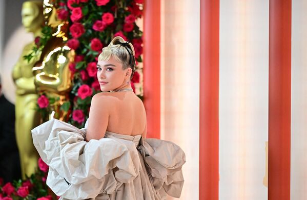 Nữ diễn viên Anh Florence Pugh trước lễ trao giải Oscar lần thứ 95 tại Los Angeles. - Sputnik Việt Nam