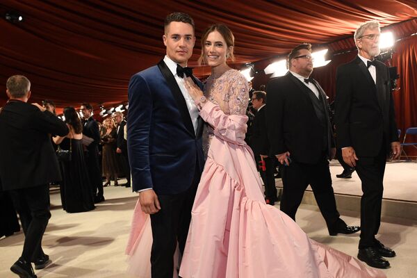 Nữ diễn viên Mỹ Allison Williams và nam diễn viên Đức Alexander Dreymon trước Lễ trao giải Oscar lần thứ 95 ở Los Angeles. - Sputnik Việt Nam