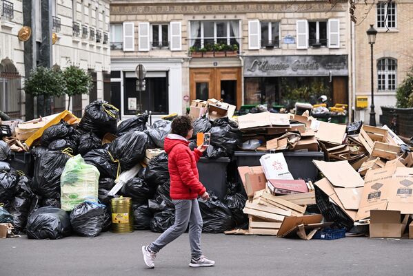 Núi rác trên đường phố Paris, Pháp. - Sputnik Việt Nam