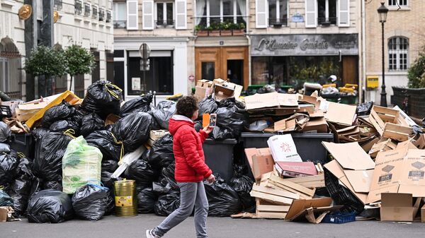 Núi rác trên đường phố Paris, Pháp - Sputnik Việt Nam