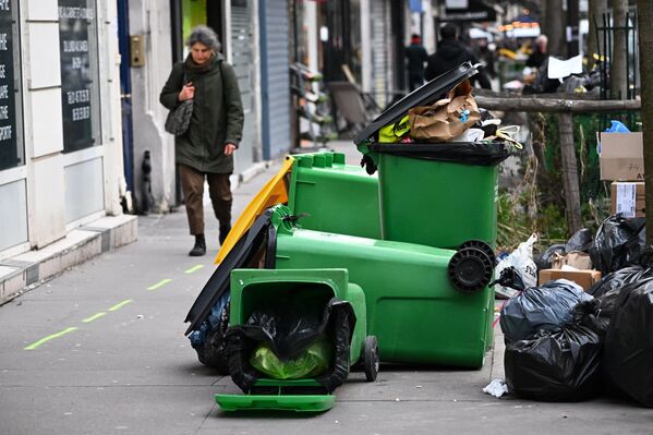 Núi rác trên đường phố Paris, Pháp. - Sputnik Việt Nam