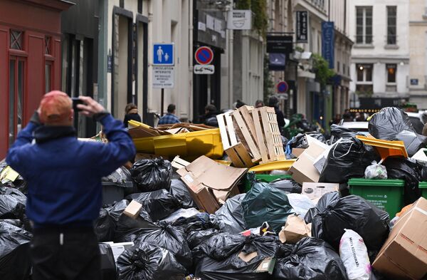 Núi rác trên đường phố Paris, Pháp. - Sputnik Việt Nam