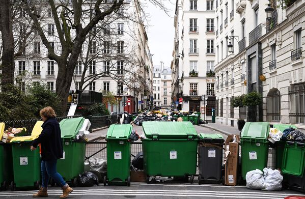 Núi rác trên đường phố Paris, Pháp. - Sputnik Việt Nam