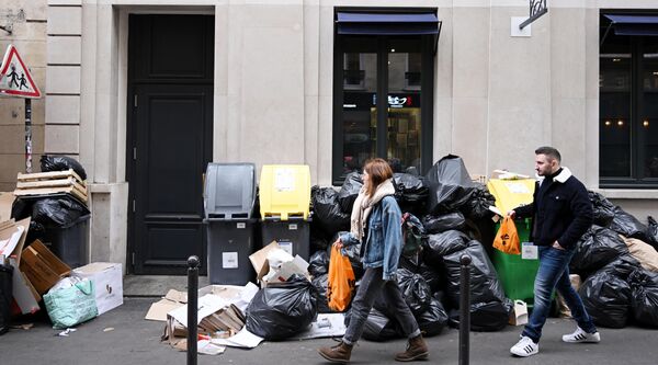 Núi rác trên đường phố Paris, Pháp. - Sputnik Việt Nam