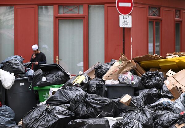 Núi rác trên đường phố Paris, Pháp. - Sputnik Việt Nam