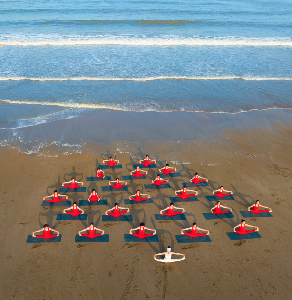 &quot;Seaside Yoga&quot; (Yoga bên bờ biển) của nhiếp ảnh gia Trung Quốc Zuojian Wang lọt vào danh sách rút gọn tại hạng mục Open Lifestyle (Phong cách sống cởi mở) tại Giải thưởng Nhiếp ảnh Thế giới Sony 2023. - Sputnik Việt Nam