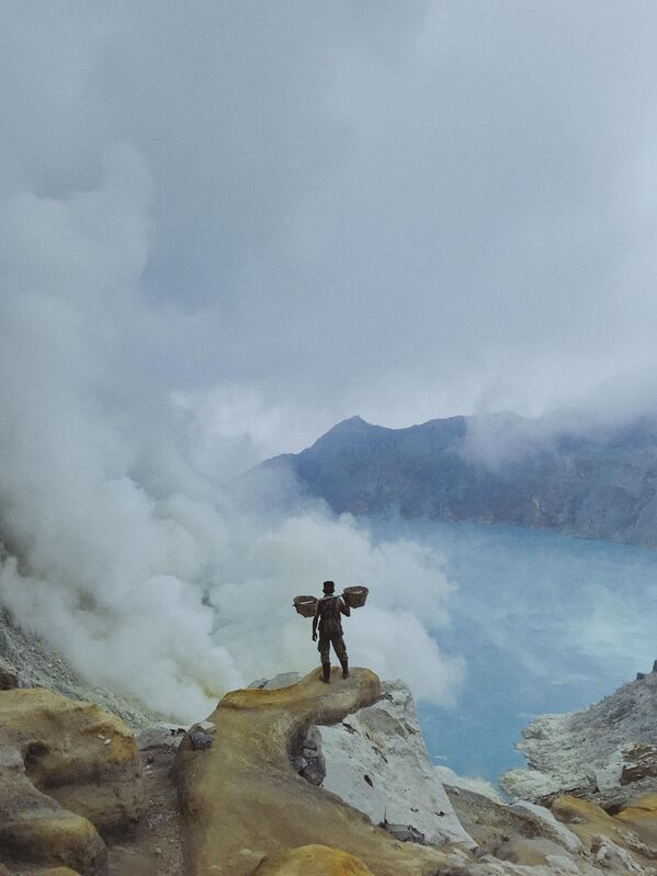 Bức ảnh Miners of Ijen Volcano của Chen Lin đoạt giải hạng mục Travel, Adventure &amp; Transportation tại Mobile Photography Awards lần thứ 12. - Sputnik Việt Nam