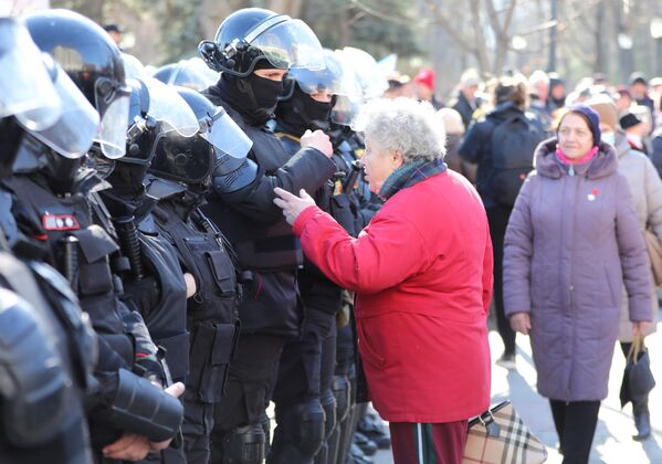 Các sĩ quan cảnh sát trong lúc diễn ra cuộc biểu tình của phe đối lập ở trung tâm Kishinev, Moldova. - Sputnik Việt Nam