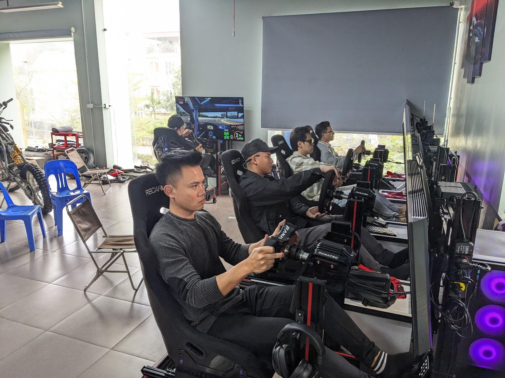 Tại CLB LT9 Esport, nhiều người đến tìm hiểu, trải nghiệm đua xe giả lập, thậm chí mua gói đăng ký thành viên theo năm - Sputnik Việt Nam, 1920, 24.03.2023