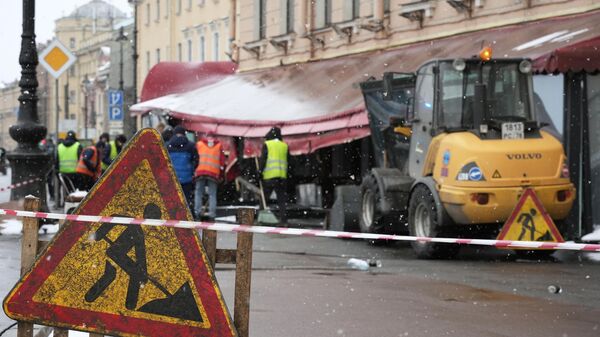 Những bông hoa tại địa điểm xảy ra vụ nổ trên bờ kè Universitetskaya ở St. Petersburg - Sputnik Việt Nam