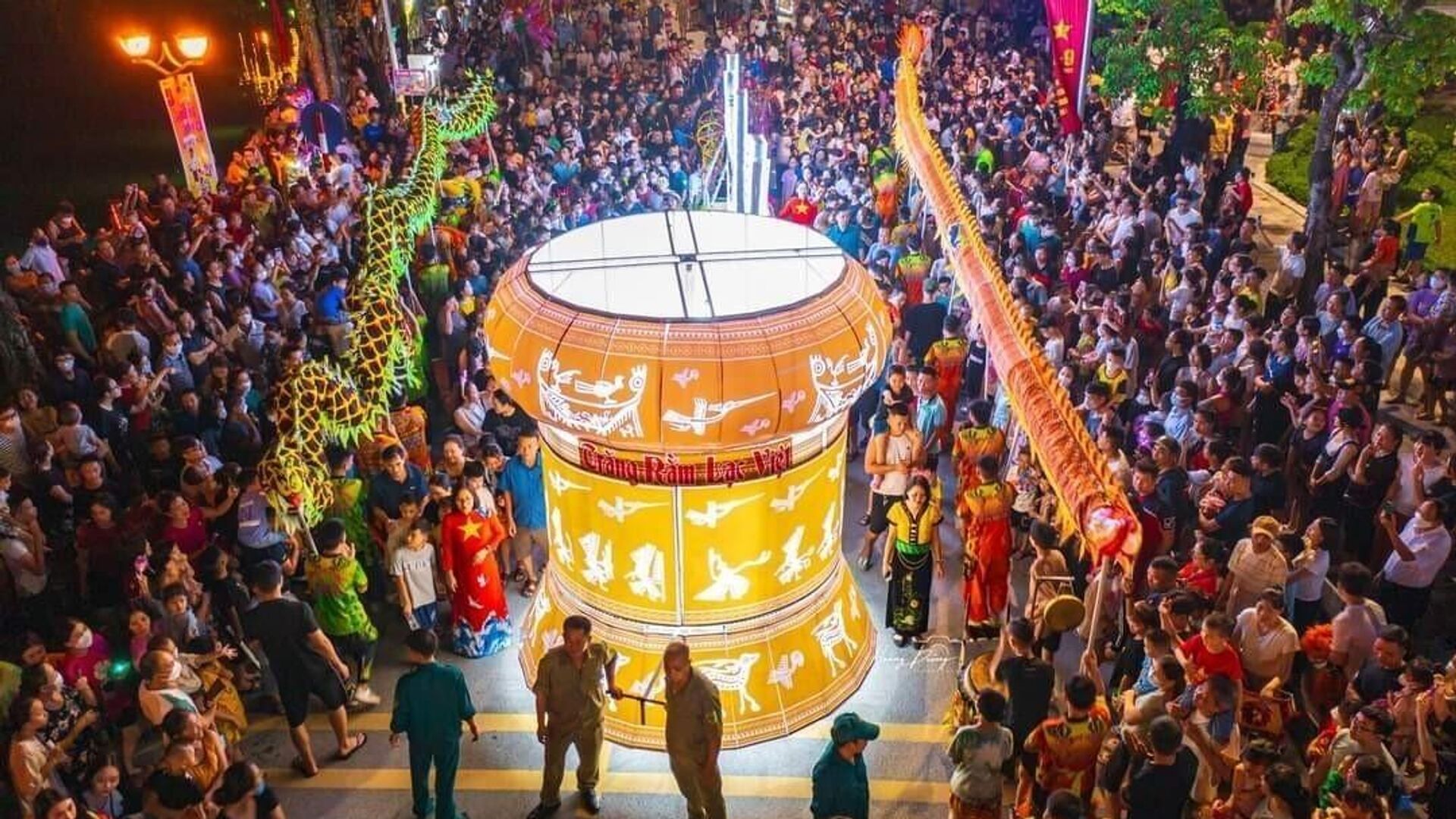 Các hoạt động văn hoá tại tuyến phố đi bộ Thành cổ Sơn Tây luôn thu hút đông đảo khách tham gia. - Sputnik Việt Nam, 1920, 16.05.2023