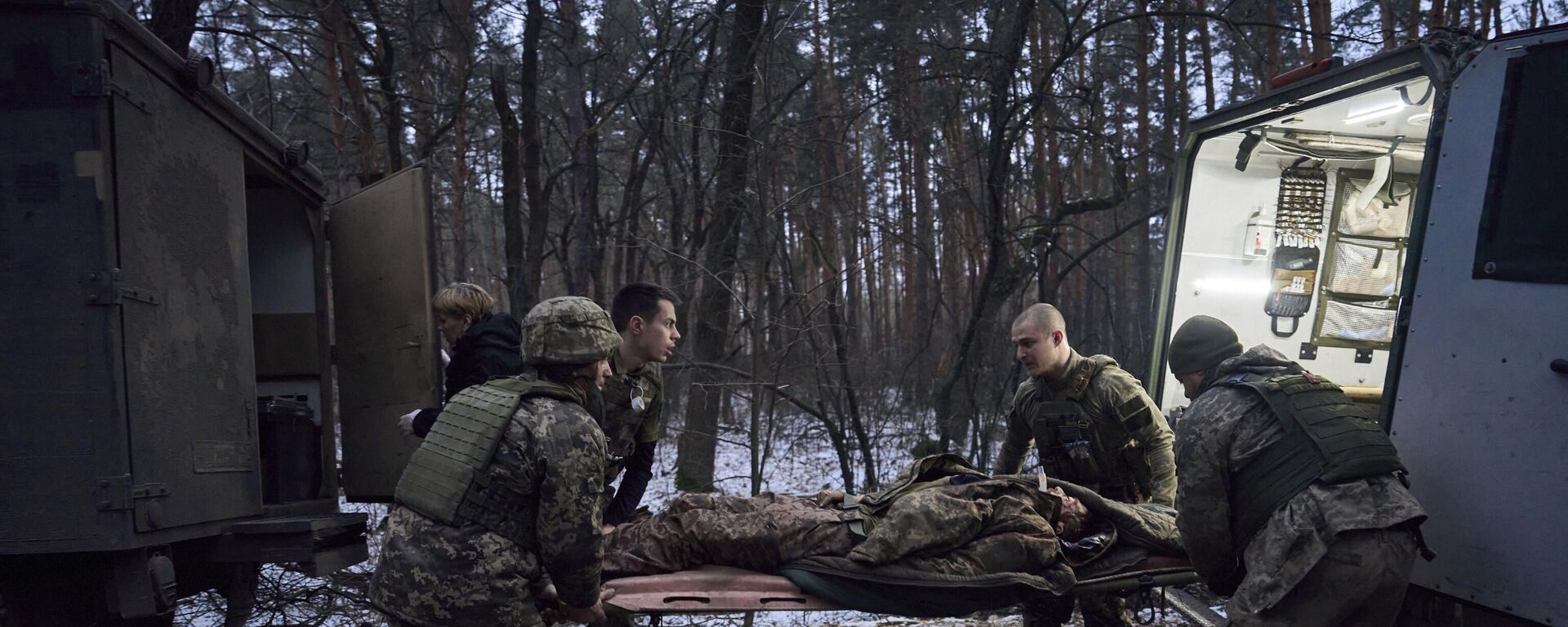 Các bác sĩ giúp một người lính Ukrainа bị thương nặng - Sputnik Việt Nam, 1920, 31.07.2023