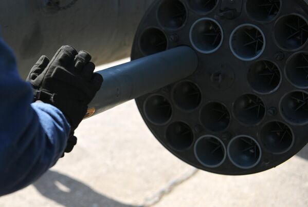 Kỹ thuật viên nạp tên lửa máy bay không điều khiển vào thiết bị gắn trên trực thăng Ka-52 trước khi xuất kích trong khu vực chiến dịchquân sự đặc biệt. - Sputnik Việt Nam