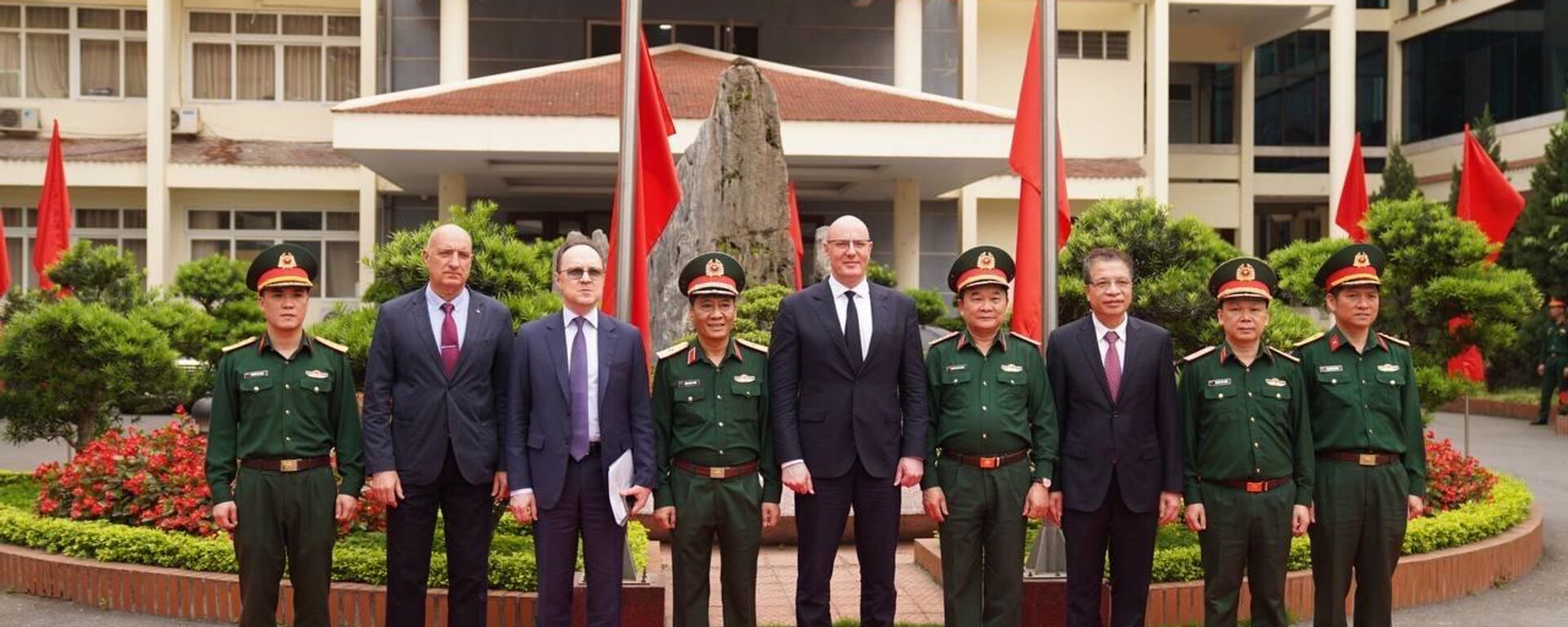 Phó Thủ tướng Liên bang Nga Dmitry Chernyshenko dẫn đầu đoàn đại biểu đã có buổi thăm và làm việc với ban lãnh đạo Trung tâm Nhiệt đới Việt-Nga. - Sputnik Việt Nam, 1920, 07.04.2023