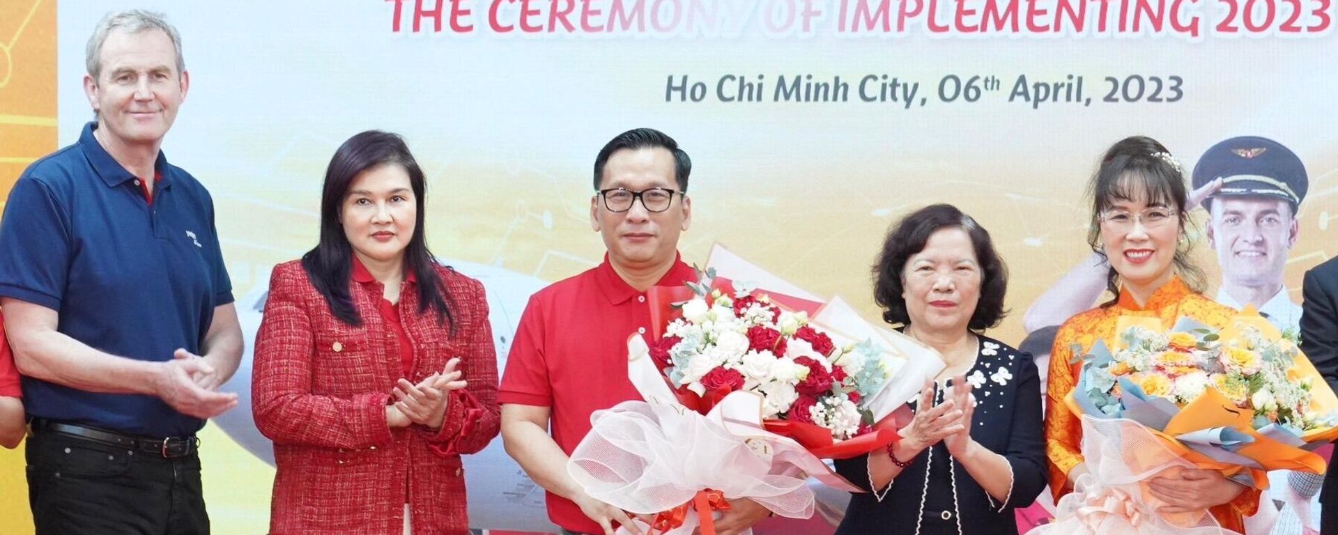 Vietjet công bố Chủ tịch HĐQT và Tổng Giám đốc mới ngày 6/4/2023. Từ trái qua phải: tân Tổng Giám đốc Đinh Việt Phương, cựu Chủ tịch Nguyễn Thanh Hà, tân Chủ tịch Nguyễn Thị Phương Thảo.  - Sputnik Việt Nam, 1920, 07.04.2023