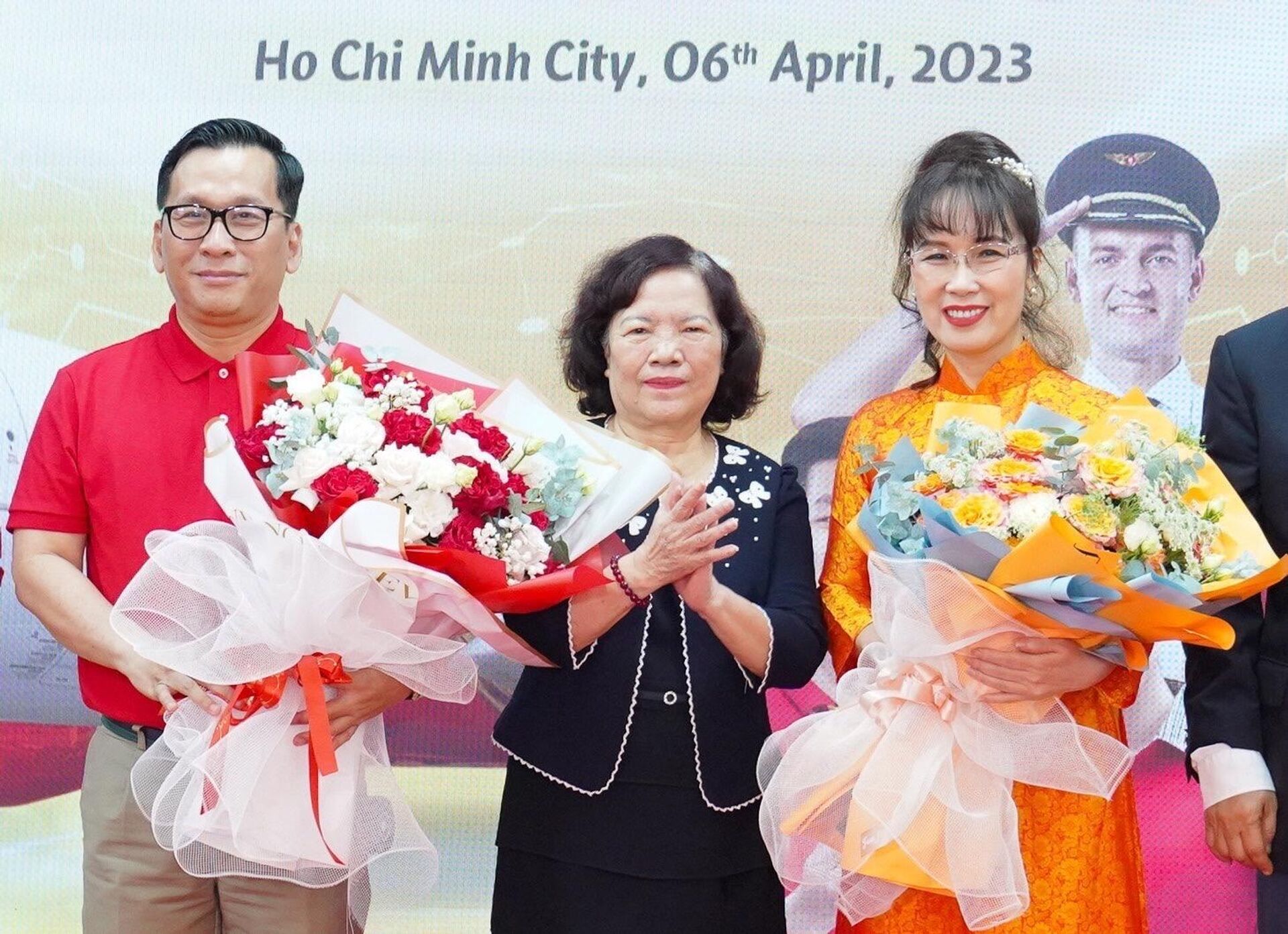 Vietjet công bố Chủ tịch HĐQT và Tổng Giám đốc mới ngày 6/4/2023. Từ trái qua phải: tân Tổng Giám đốc Đinh Việt Phương, cựu Chủ tịch Nguyễn Thanh Hà, tân Chủ tịch Nguyễn Thị Phương Thảo.  - Sputnik Việt Nam, 1920, 07.04.2023