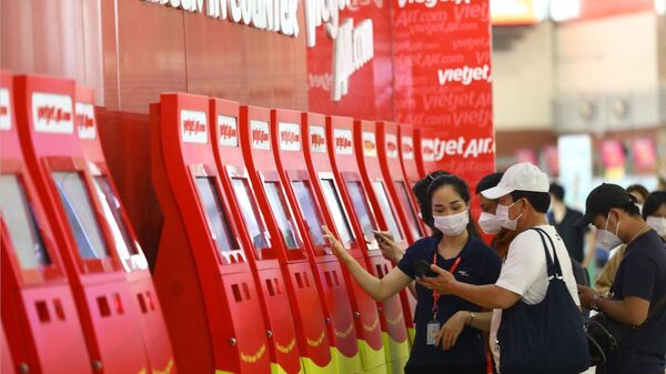 Hành khách làm thủ tục checkin tại kiot của Vietjet tại sân bay Nội Bài. - Sputnik Việt Nam