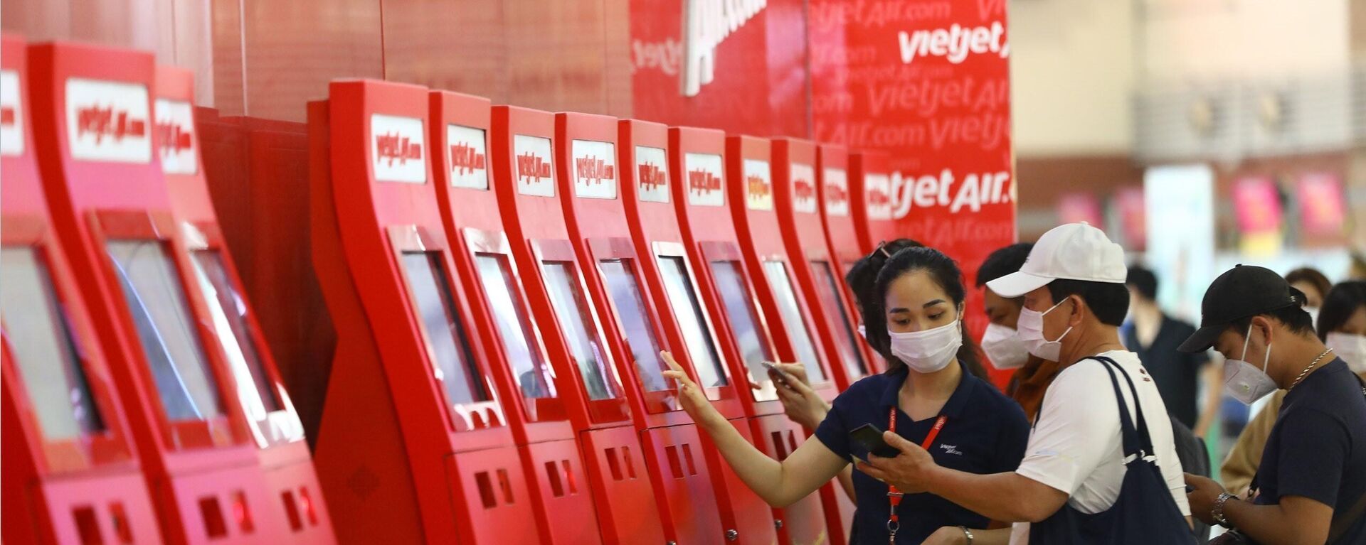 Hành khách làm thủ tục checkin tại kiot của Vietjet tại sân bay Nội Bài. - Sputnik Việt Nam, 1920, 29.05.2023