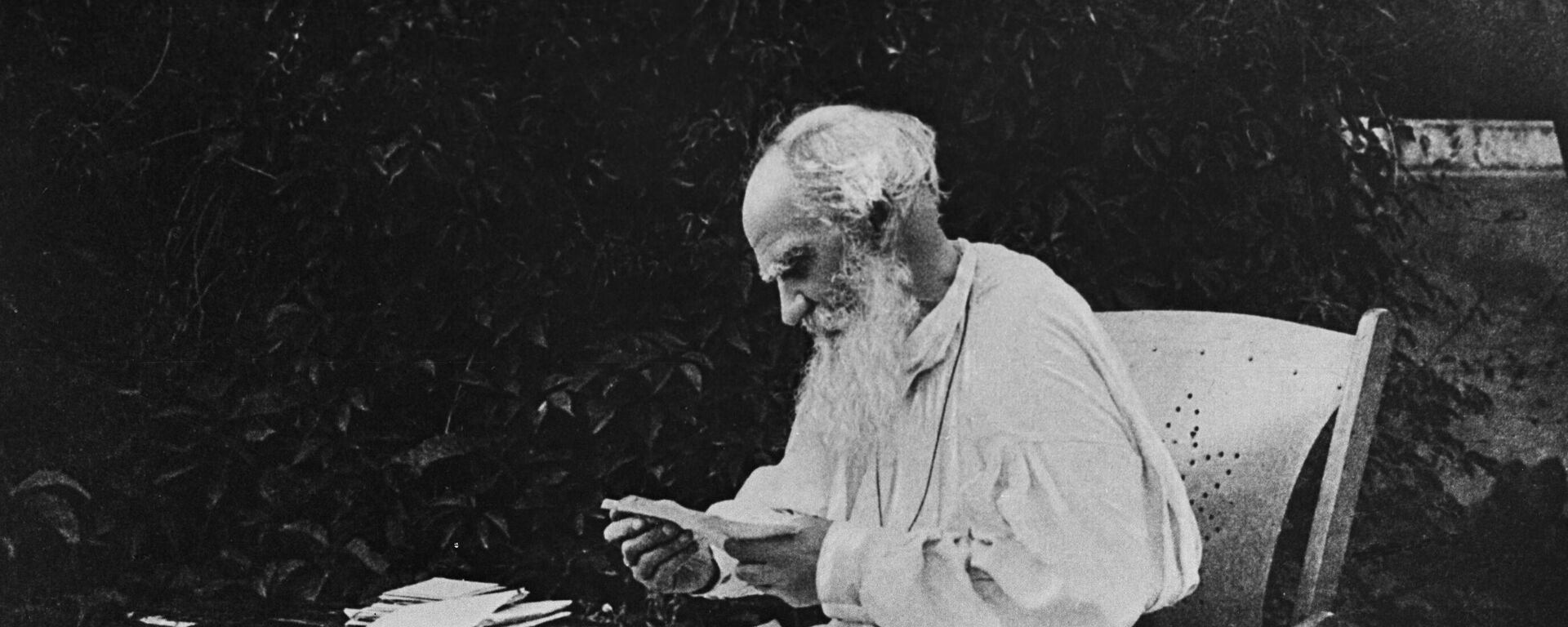 Đại văn hào Nga, tác gia kinh điển của văn học thế giới Lev Nikolaevich Tolstoy xem thư tín buổi sáng. Meshcherskoye, tỉnh Matxcơva, năm 1910. - Sputnik Việt Nam, 1920, 08.09.2024