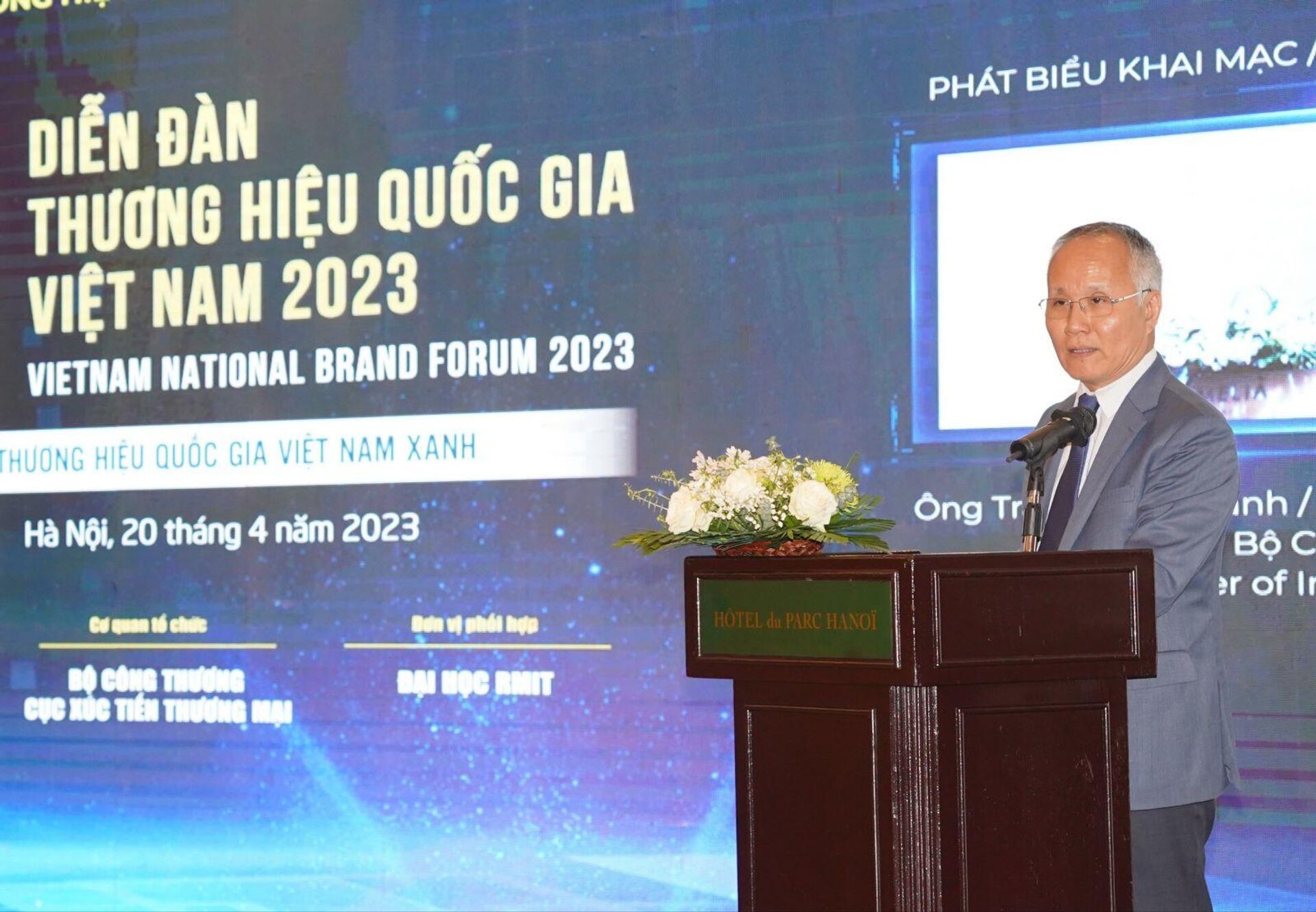 Diễn đàn Thương hiệu quốc gia Việt Nam 2023. Thứ trưởng Bộ Công Thương Trần Quốc Khánh phát biểu. - Sputnik Việt Nam, 1920, 20.04.2023