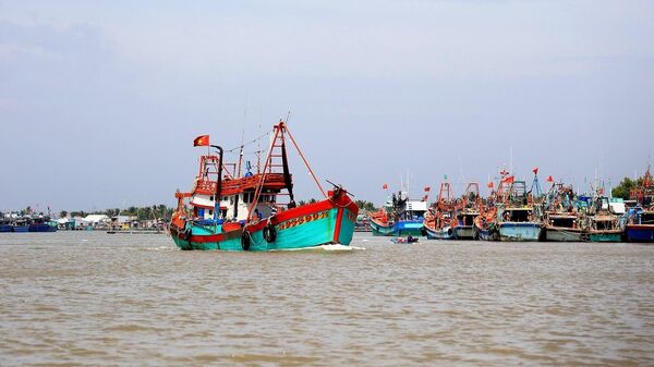 Bộ đội Biên phòng các tỉnh khu vực Tây Nam hướng dẫn cho ngư dân nhận biết được ranh giới vùng biển Việt Nam với các nước nhằm cảnh báo, răn đe, ngăn ngừa các hành vi vi phạm. Trong ảnh: Tàu đánh bắt thủy sản trên vùng biển Cà Mau. - Sputnik Việt Nam