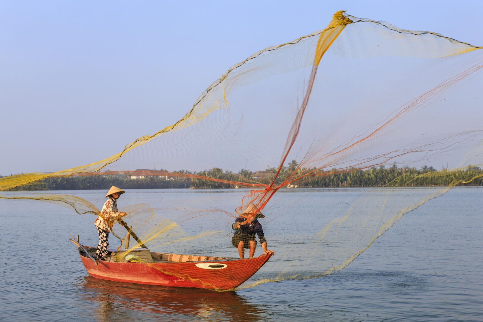 Một người đàn ông Việt Nam câu cá ở sông Thu Bồn gần Hội An, Việt Nam - Sputnik Việt Nam, 1920, 30.10.2023