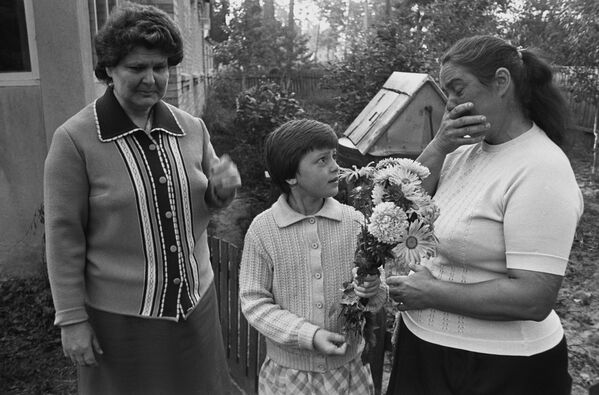 Sơ tán dân cư khỏi khu vực 30 km cáchnhà máy điện hạt nhân Chernobyl. Cư dân vùngKievnói lời tạm biệt với nhau và với ngôinhà củamình, 1986. - Sputnik Việt Nam