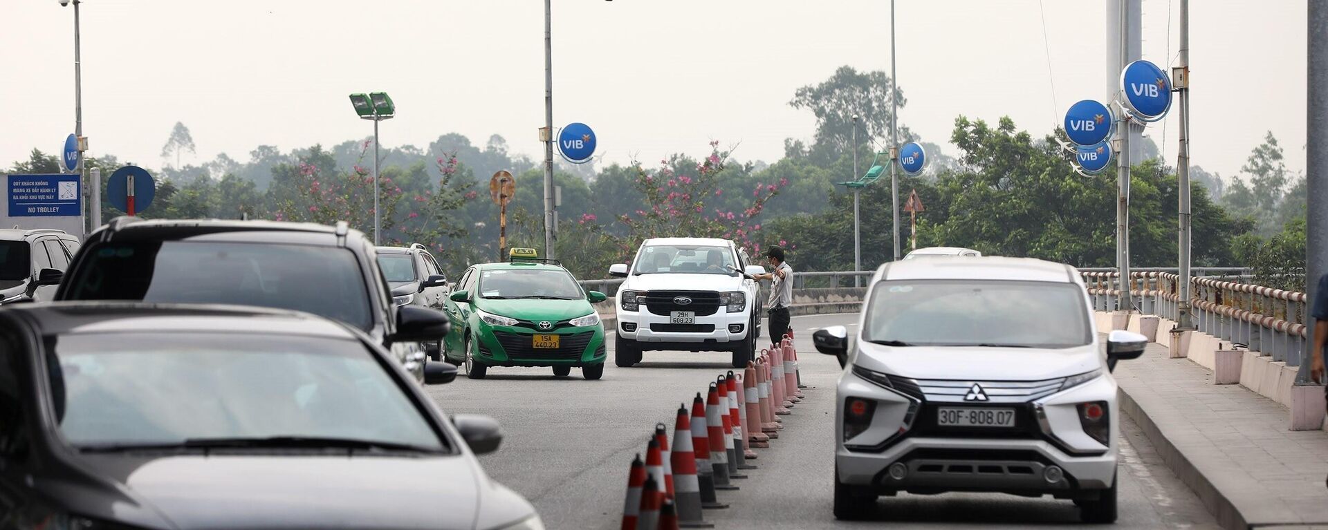 Lực lượng ANHK phân làn giao thông để tránh ùn tắc tại sảnh nhà ga đi T1 sân bay Nội Bài - Sputnik Việt Nam, 1920, 27.04.2023