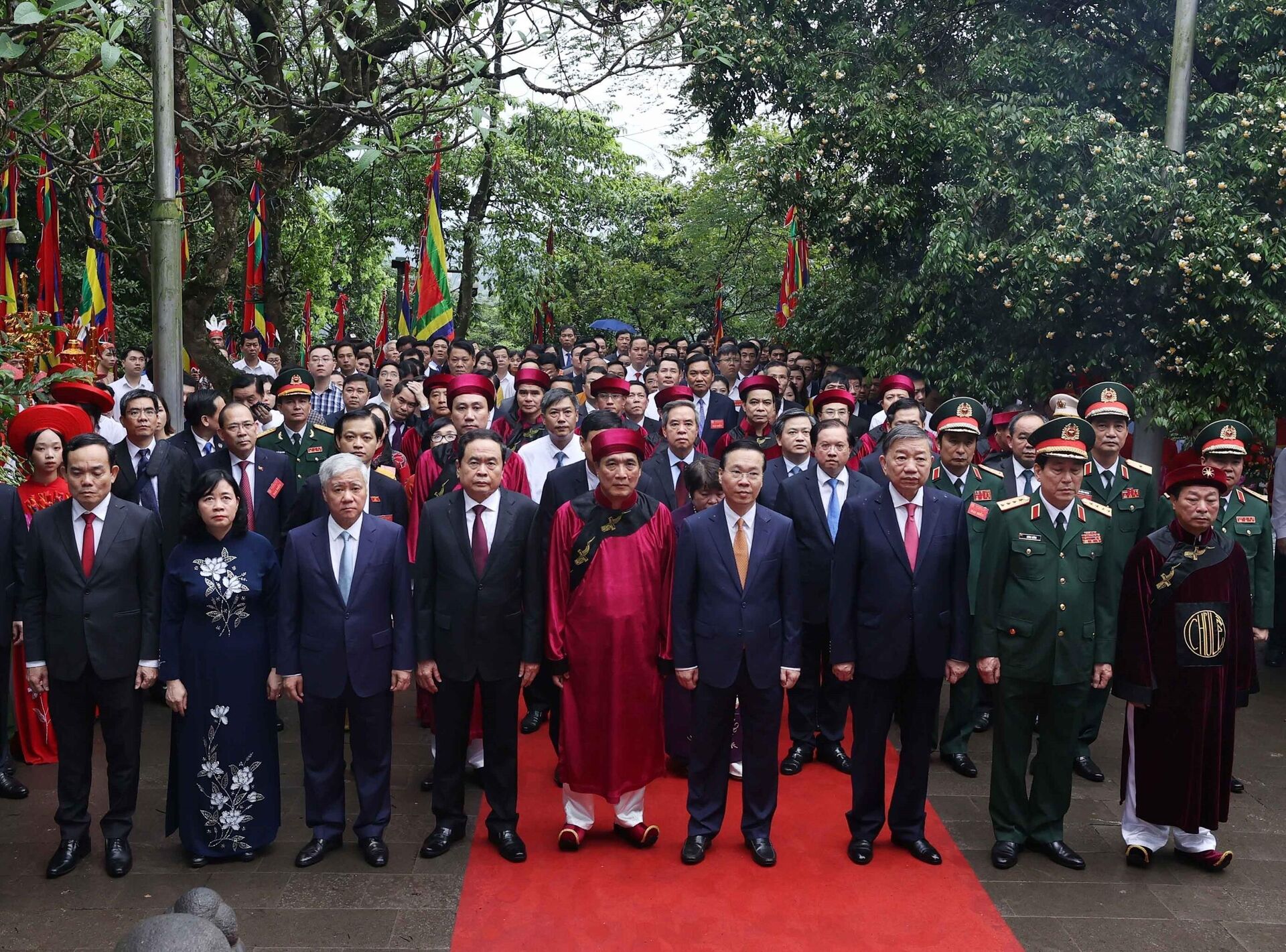 Chủ tịch nước Võ Văn Thưởng cùng lãnh đạo Đảng, Nhà nước thực hiện nghi lễ tại Đền Thượng trong Khu di tích lịch sử Quốc gia đặc biệt Đền Hùng - Sputnik Việt Nam, 1920, 29.04.2023