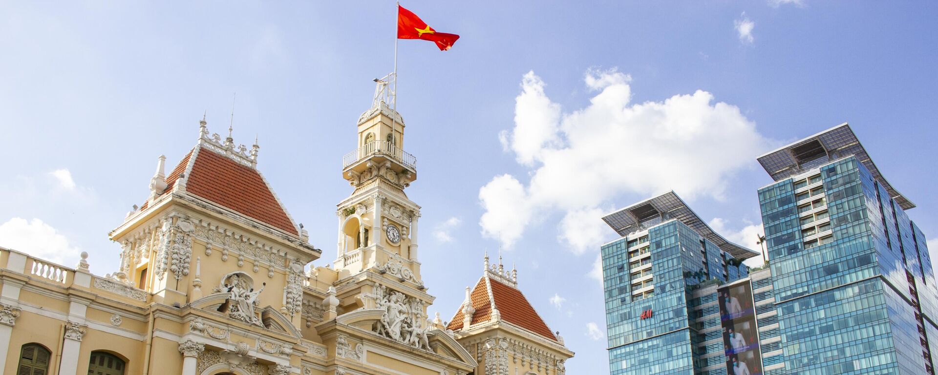 Ho Chi Minh City, Vietnam - June 27, 2021 : The People’s Committee Building Saigon And Vincom Shopping Mall Center Ho Chi Minh City. - Sputnik Việt Nam, 1920, 01.05.2023