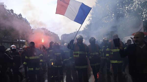 Biểu tình ngày 1 tháng 5 do các công đoàn hàng đầu diễn ra ở Paris - Sputnik Việt Nam