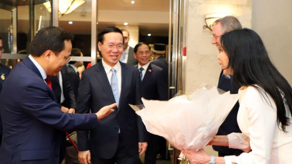 Chủ tịch nước Võ Văn Thưởng đến London, bắt đầu chương trình tham dự Lễ đăng quang của Nhà vua Anh Charles III - Sputnik Việt Nam