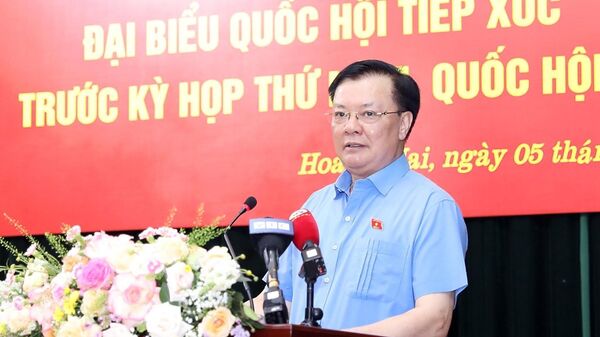 Ủy viên Bộ Chính trị, Bí thư Thành uỷ, Trưởng Đoàn đại biểu Quốc hội thành phố Hà Nội Đinh Tiến Dũng phát biểu tại buổi tiếp xúc. - Sputnik Việt Nam