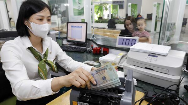 Khách hàng giao dịch tại Vietcombank chi nhánh Vĩnh Phúc. - Sputnik Việt Nam