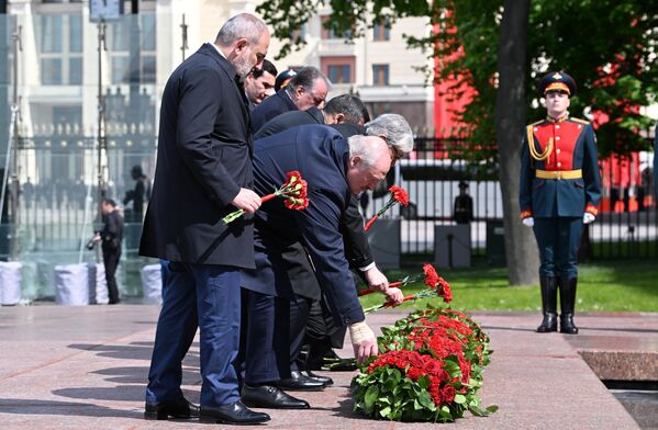 Thủ tướng Armenia Nikol Pashinyan, Tổng thống Belarus Alexander Lukashenko, Tổng thống Kazakhstan Kassym-Jomart Tokayev, Tổng thống Kyrgyzstan Sadyr Japarov, Tổng thống Uzbekistan Shavkat Mirziyoyev, Tổng thống Turkmenistan Serdar Berdimuhamedov và Tổng thống Tajikistan Emomali Rahmon tại lễ đặt hoa bên Ngọn lửa vĩnh cửu tại Ngôi mộ của người lính vô danh trong Vườn Alexander. - Sputnik Việt Nam