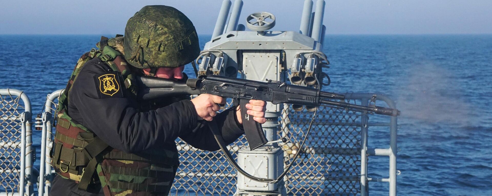 Một quân nhân Hạm đội Biển Đen tập luyện bắn súng trường tấn công Kalashnikov trên khu trục hạm «Đô đốc Essen» trong cuộc tập trận ở Biển Đen. - Sputnik Việt Nam, 1920, 15.04.2026