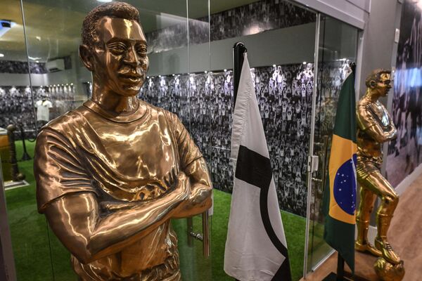 Lối vào lăng nơi đặt quan tài của Pele tại Nghĩa trang Memorial Necrópole Ecumênica ở Santos, Brazil. - Sputnik Việt Nam