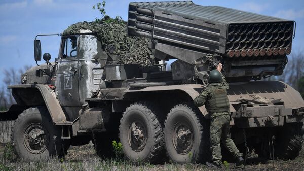 Hoạt động chiến đấu của các phi hành đoàn MLRS Tornado-G của Tập đoàn quân xe tăng cận vệ số 1 của Quân khu phía Tây trong LNR - Sputnik Việt Nam