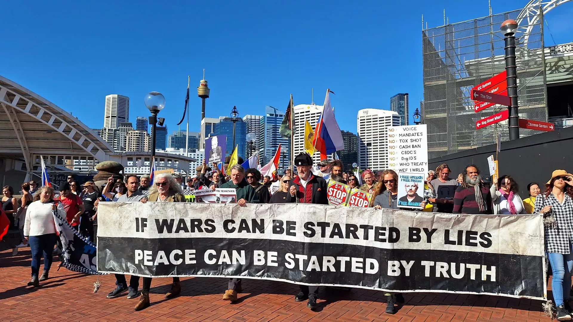 Ở Sydney đã diễn ra cuộc biểu tình rầm rộ chống NATO, chống chiến tranh, ủng hộ Nga và đòi tự do cho người sáng lập WikiLeaks Julian Assange hiện đang trong nhà tù của Anh.