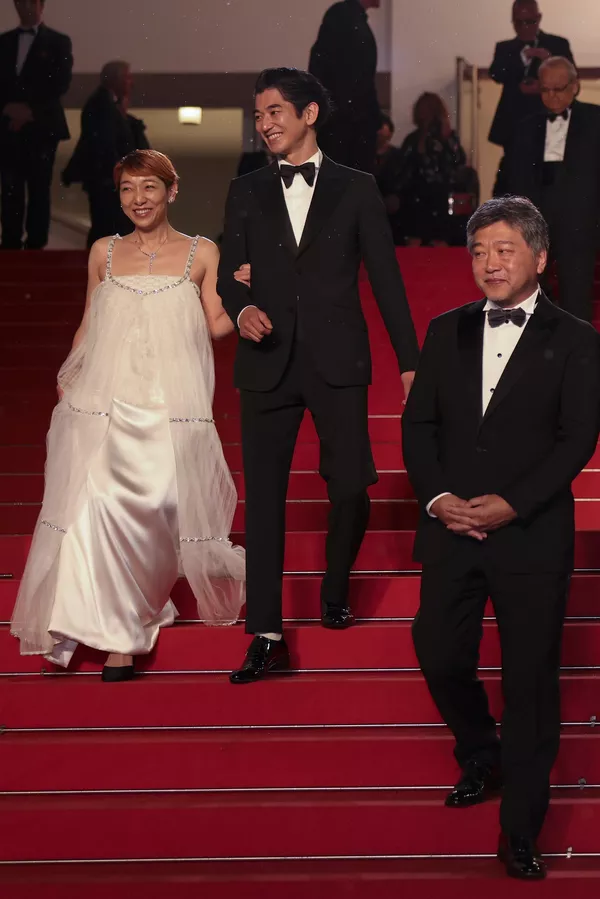 Sakura Ando, Eita Nagayama và đạo diễn Hirokazu Kore-eda tạo dáng chụp ảnh sau khi rời khỏi buổi ra mắt phim "Monster" tại Liên hoan phim quốc tế lần thứ 76 ở Cannes. Sakura Ando, Eita Nagayama và đạo diễn Hirokazu Kore-eda tạo dáng chụp ảnh sau khi rời khỏi buổi ra mắt phim "Monster" tại Liên hoan phim quốc tế lần thứ 76 ở Cannes. - Sputnik Việt Nam