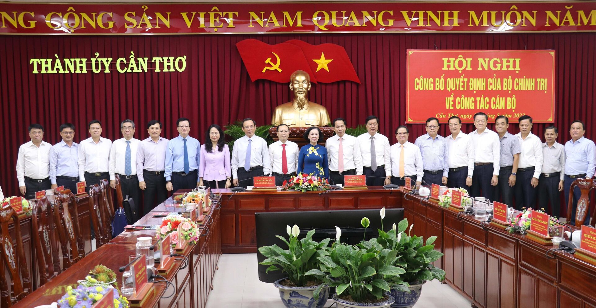 Lãnh đạo Thành ủy Cần Thơ, lãnh đạo Thành ủy Thành phố Hồ Chí Minh cùng Đoàn công tác Trung ương chụp ảnh lưu niệm. - Sputnik Việt Nam, 1920, 27.05.2023